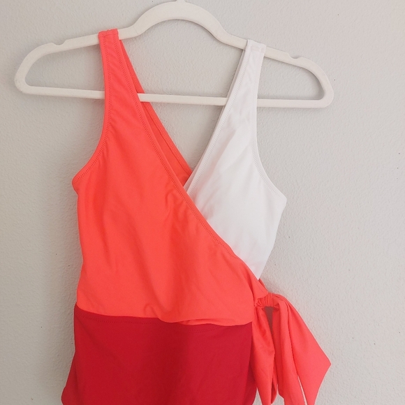 CUPSHE Colorblock Plunging One-Piece Swimsuit - Picture 9 of 9